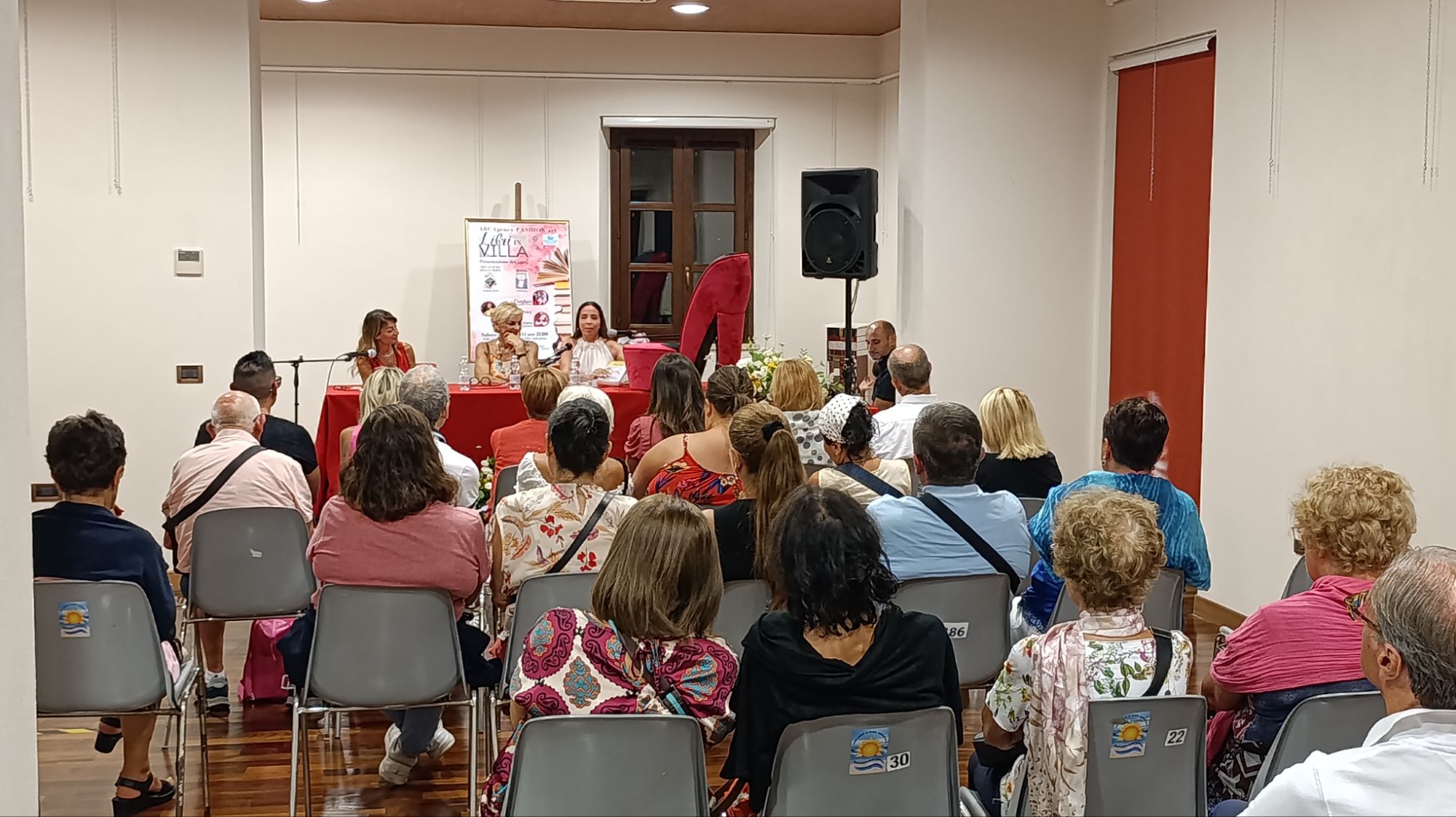 La poetessa Hebe Munoz ad Alba Adriatica per HEFRA con la scrittrice Andreina Moretti per NEL GUSCIO DELLA NOCE nella splendida cornice di Villa Flaiani